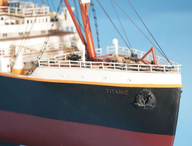 Note This model is not an RMS Titanic toy, and is not recommended for 